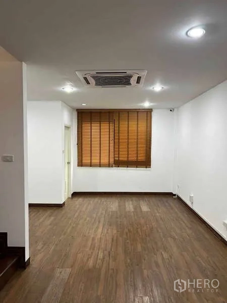 带办公室的家 出租在Bueng Kum, Bangkok - 宽敞会议或工作间，木地板，嵌入式天花空调与百叶窗。