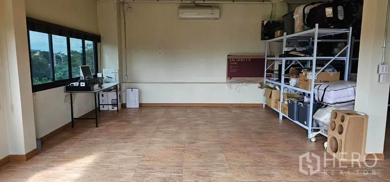 คลังสินค้า ให้เช่าในBang Kruai, Nonthaburi - ห้องเก็บของหรือพื้นที่ทำงาน มีชั้นวาง ของหน้าต่างบานใหญ่ และเครื่องปรับอากาศ