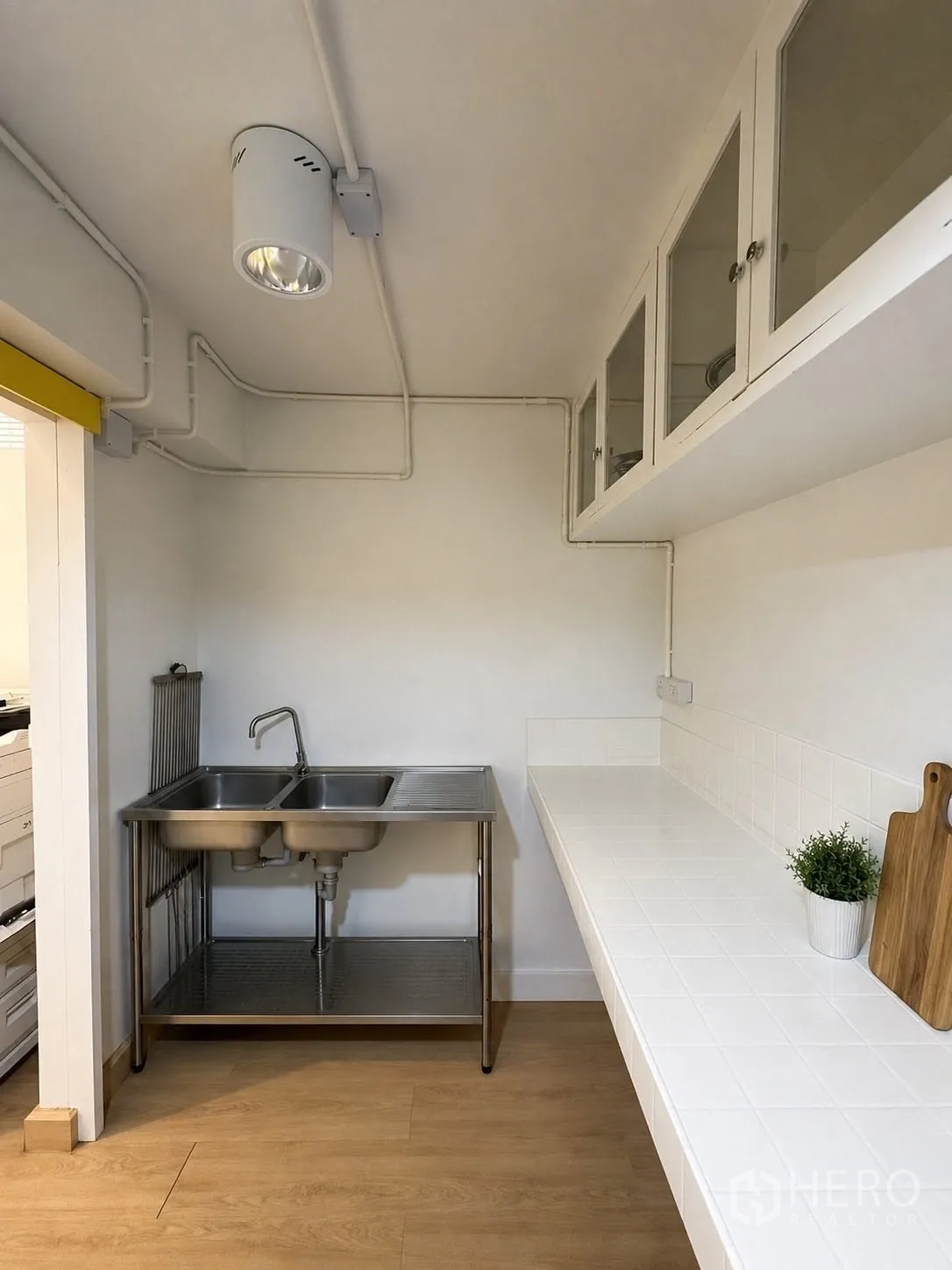 办公室 for rent in Phaya Thai, Bangkok - 茶水间配双槽不锈钢水槽与长操作台。