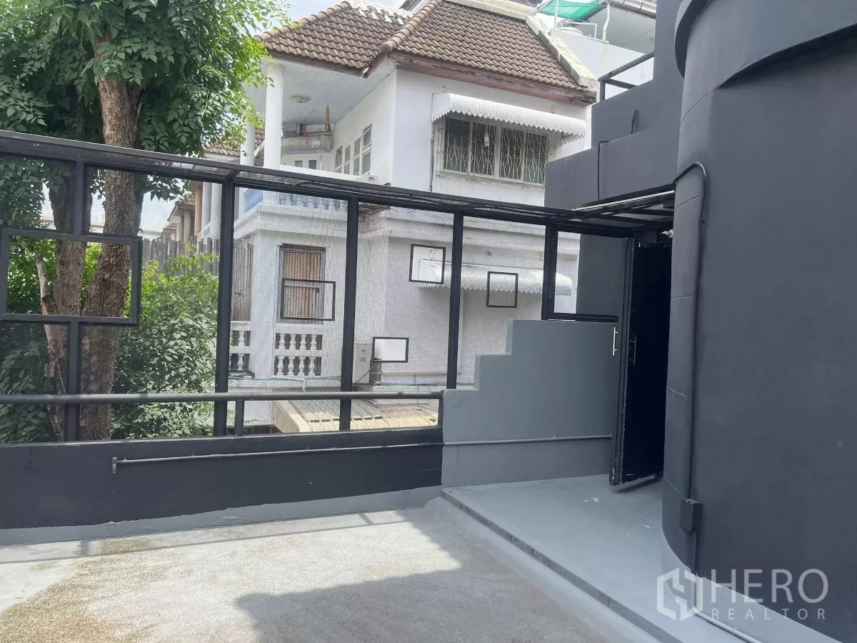 带办公室的家 出租在Wang Thonglang, Bangkok - 屋顶露台，金属栏杆与台阶，可眺望周边民居。