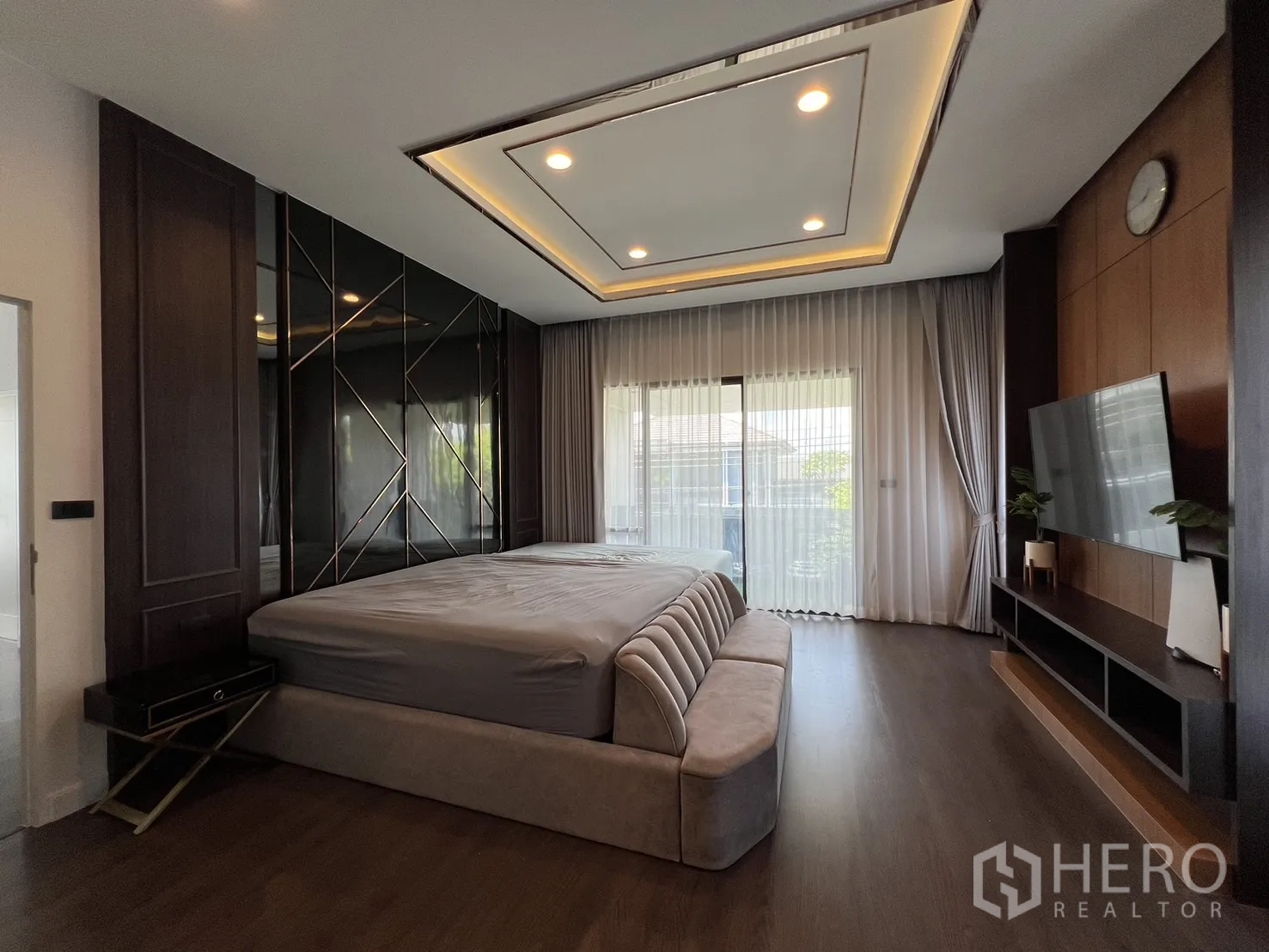 บ้าน ให้เช่าหรือขายในBang Kapi, Bangkok - ภาพรวมมาสเตอร์สวีท ไฟฝ้าซ่อนแสงและหน้าต่างบานใหญ่