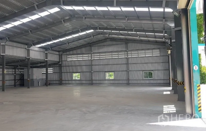 Warehouse for rent in Mueang Nonthaburi, Nonthaburi - Spacious warehouse interior with high steel trusses, skylights, and polished concrete floor.