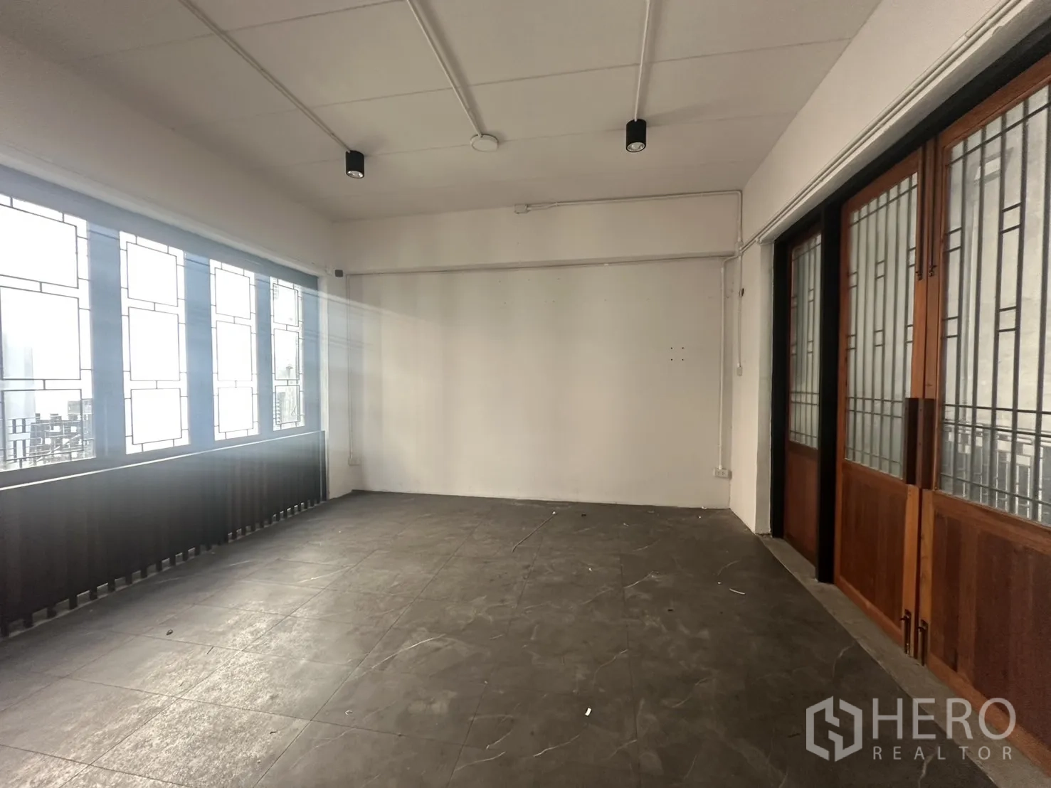 带办公室的家 出租在Pathum Wan, Bangkok - 楼上办公间，几何花格窗与木质推拉门，采光良好。