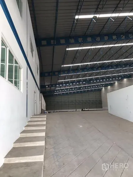 货栈 出租在Samut Prakan - 仓内带窗办公室与邻近装卸坡道，置于高位屋顶之下。