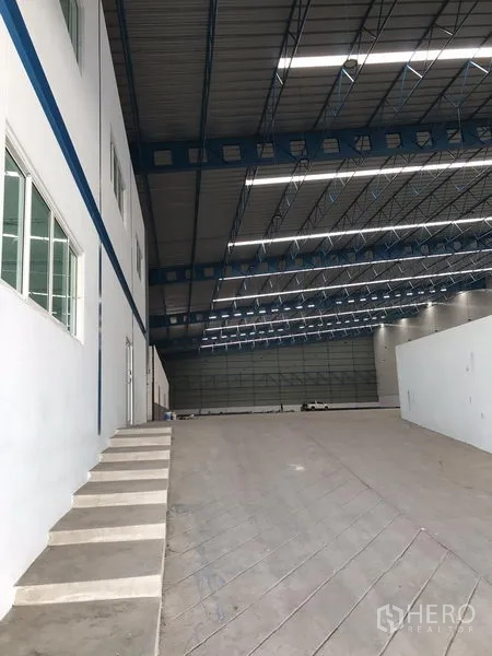 货栈 出租在Samut Prakan - 仓内带窗办公室与邻近装卸坡道，置于高位屋顶之下。
