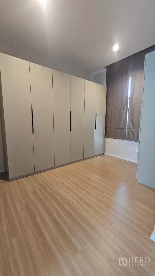 Townhouse for rent in Saphan Sung, Bangkok - Spacious wardrobe room with built-in closets along one wall.