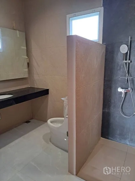 独立式住宅 出租在Prawet, Bangkok - 现代卫浴，步入式淋浴区、隔断墙与宽台盆。