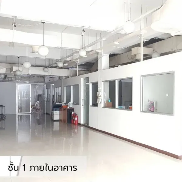 办公空间 出租在Bueng Kum, Bangkok - 一层办公室，白色隔断窗、抛光地砖与外露吊灯。
