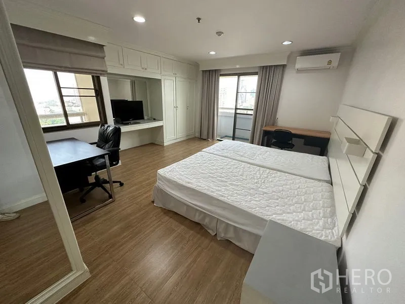 คอนโด ให้เช่าในWatthana, Bangkok - ห้องนอนสว่างพร้อมมุมทำงาน ตู้บิลท์อิน และทางออกสู่ระเบียง