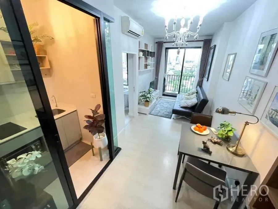 公寓 出售在Huai Khwang, Bangkok - 开放式视角，厨房、餐桌与客厅一线相连并通向阳台。
