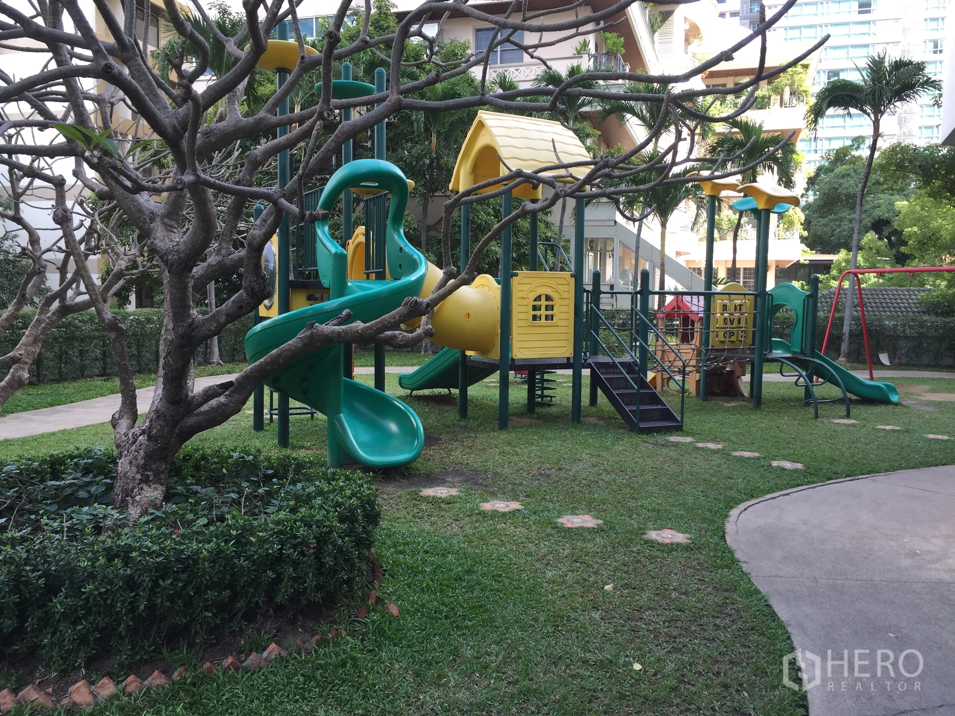 คอนโด ให้เช่าในWatthana, Bangkok - สนามเด็กเล่นในสวน จัดวางสไลเดอร์และเครื่องเล่นปีนป่ายหลากสี
