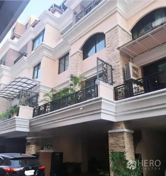 ทาวน์เฮาส์ ขายในKhlong Toei, Bangkok - ด้านหน้าทาวน์เฮ้าส์ 4 ชั้น ตกแต่งหิน ระเบียงเหล็กดัด และที่จอดรถในร่ม