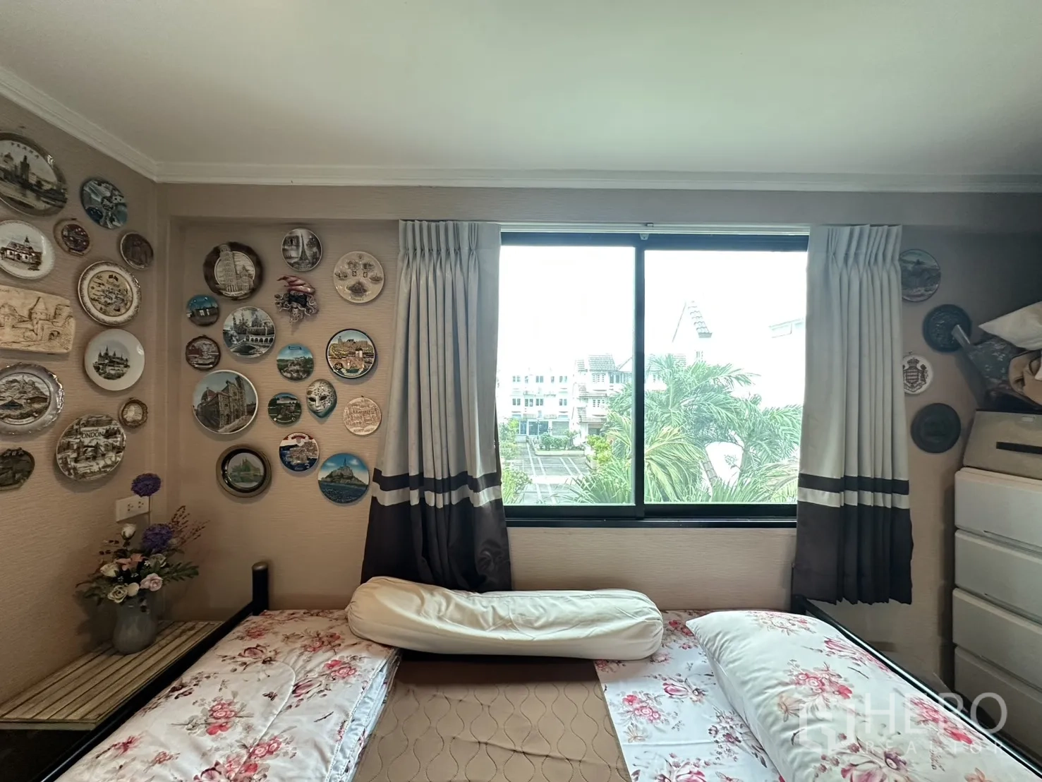ตึกแถว for sale in Watthana, Bangkok - ห้องนอนขนาดกะทัดรัดติดจานตกแต่งผนังและหน้าต่างรับแสง.