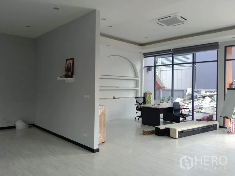 工厂 出租或出售在Lam Luk Ka, Pathum Thani - 一层接待/展厅，落地玻璃窗。