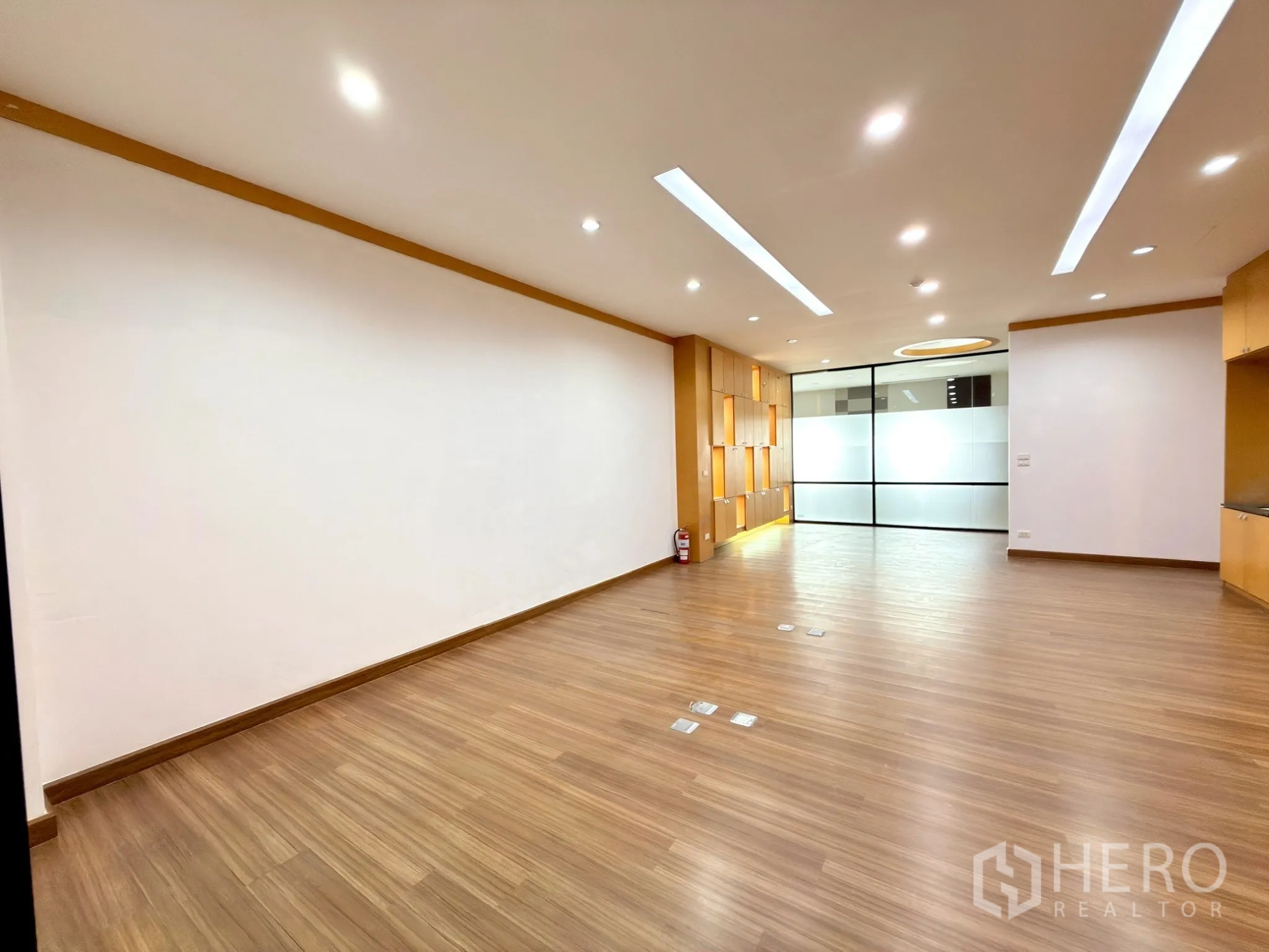 ออฟฟิศ for rent in Watthana, Bangkok - พื้นที่โล่งกว้างปูพื้นไม้ มีช่องโชว์พร้อมไฟส่องติดตั้งใกล้ผนังกั้น.