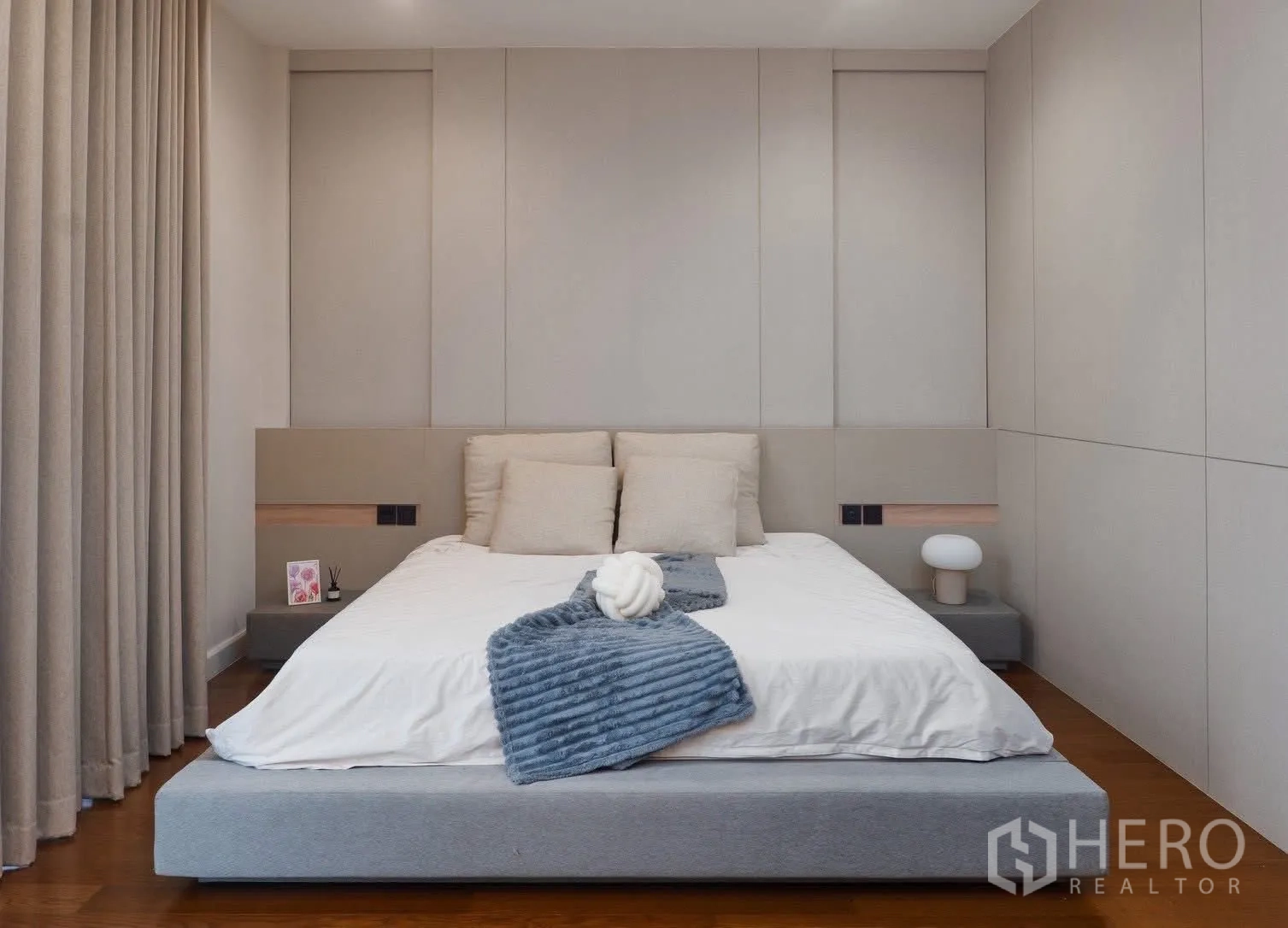 独栋房屋 for rent in Phra Khanong, Bangkok - 主卧配软包背景墙、低台床与暖色灯光。