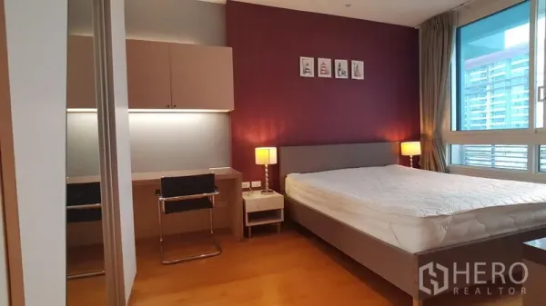 公寓 出租在Ratchathewi, Bangkok - 拉差贴威公寓卧室，双人床、两盏床头灯、带吊柜的书桌及大窗户。