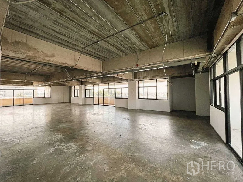 Retail Space for rent in Yan Nawa, Bangkok - Corner area with floor-to-ceiling windows and sliding doors opening to a balcony.