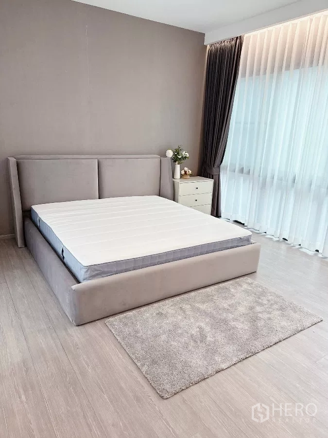 Townhouse for rent or sale in Lat Phrao, Bangkok - Close view of upholstered bed and soft rug in the master suite.