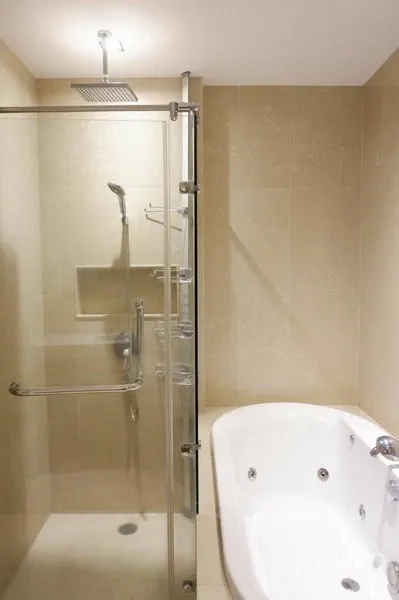 คอนโด ให้เช่าในPathum Wan, Bangkok - ห้องน้ำมีฝักบัวกระจกแบบเรนชาวเวอร์ ข้างอ่างอาบน้ำสีขาวแยกส่วน