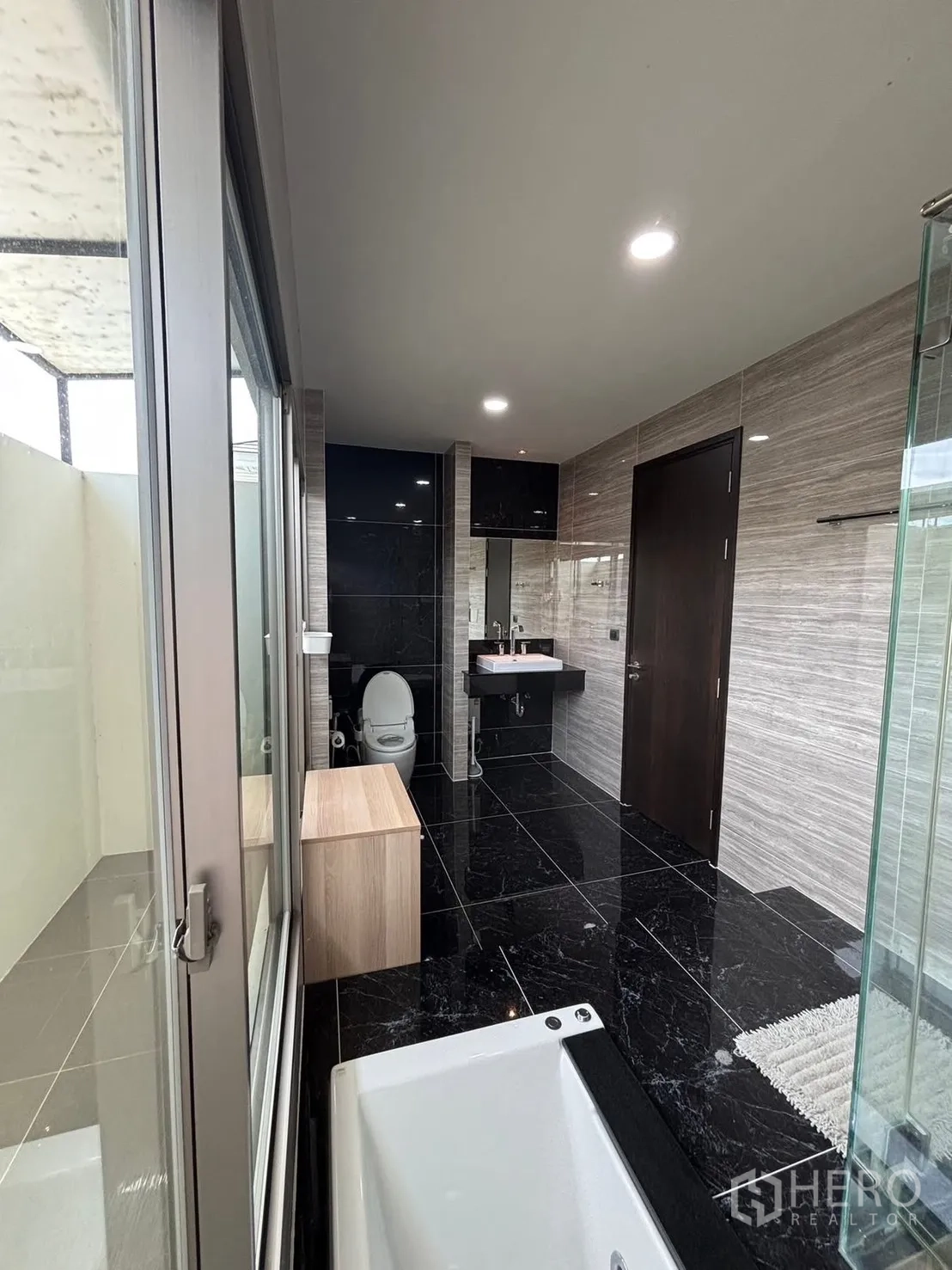 บ้านเดี่ยว for rent in Bang Phli, Samut Prakan - ห้องน้ำกว้างปูพื้นลายหินอ่อนสีดำพร้อมอ่างอาบน้ำและฝักบัวกระจก