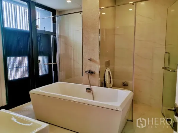 Detached House for sale in Wang Thonglang, Bangkok - Bright bathroom featuring a freestanding bathtub beside a separate glass-enclosed shower.