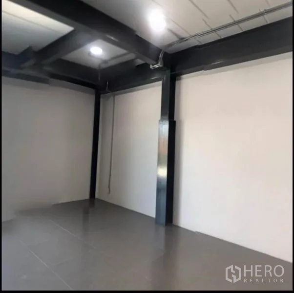 办公空间 出租在Wang Thonglang, Bangkok - 转角办公区，钢立柱、平整瓷砖地面与天花照明。