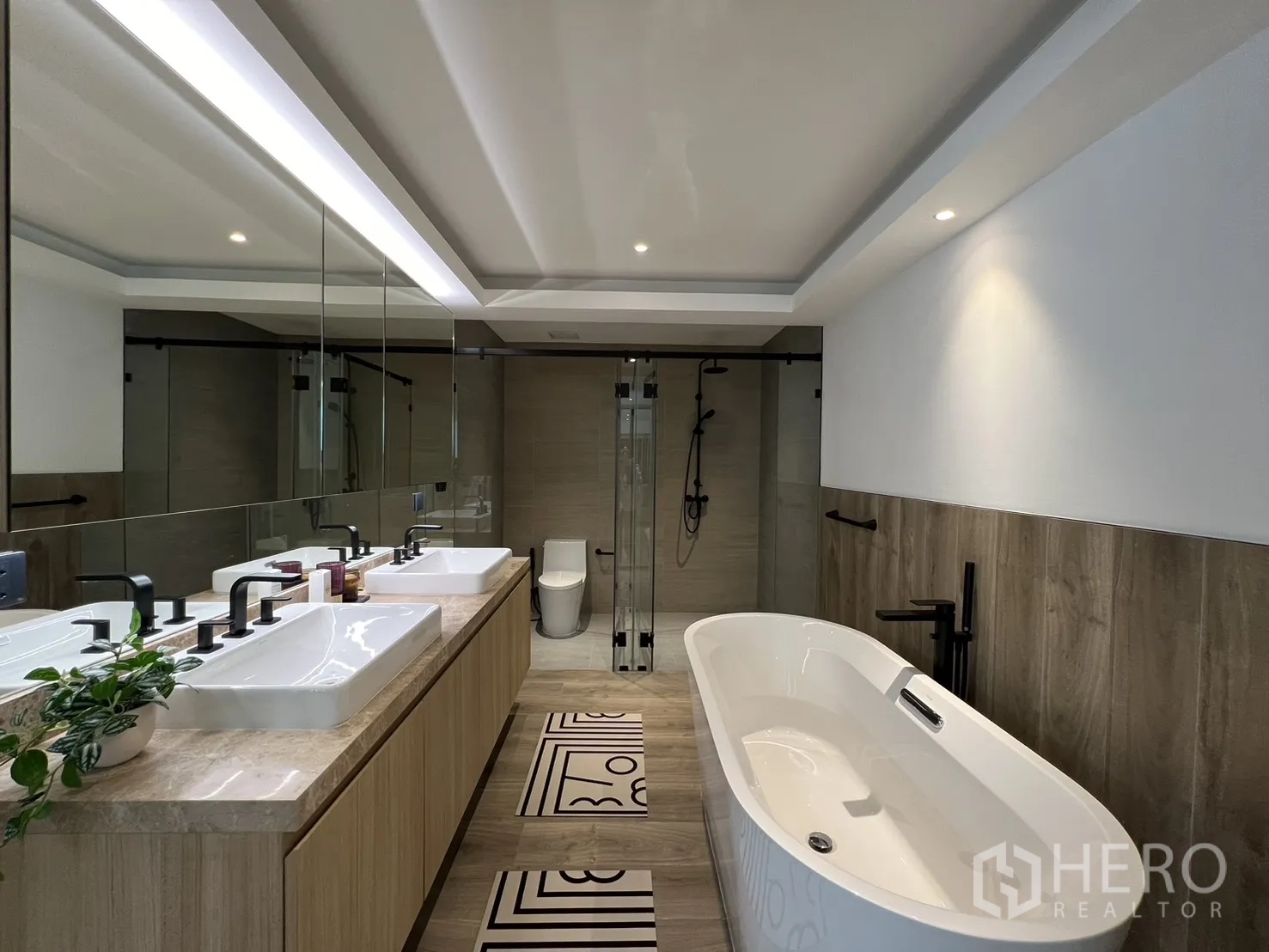 ทาวน์เฮาส์ ขายในWatthana, Bangkok - บันไดมินิมอลขึ้นชั้นบน รับแสงผ่านสกายไลท์