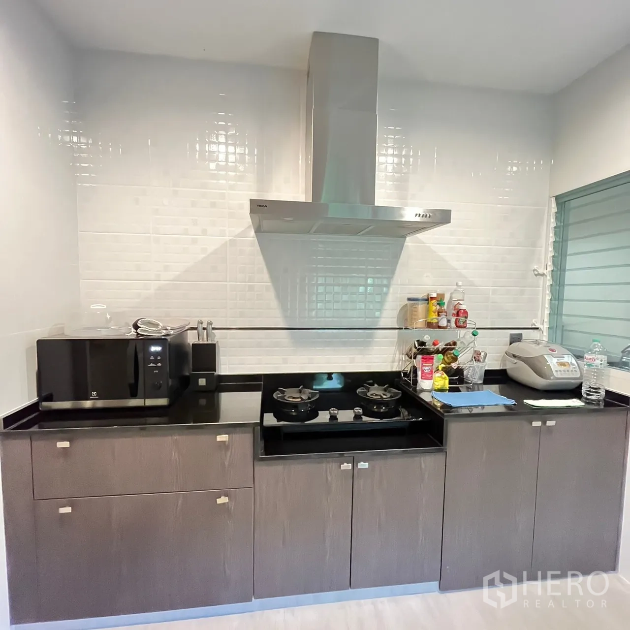Detached House for rent or sale in Bang Khen, Bangkok - Separate Thai kitchen with gas hob, hood and ample cabinetry.