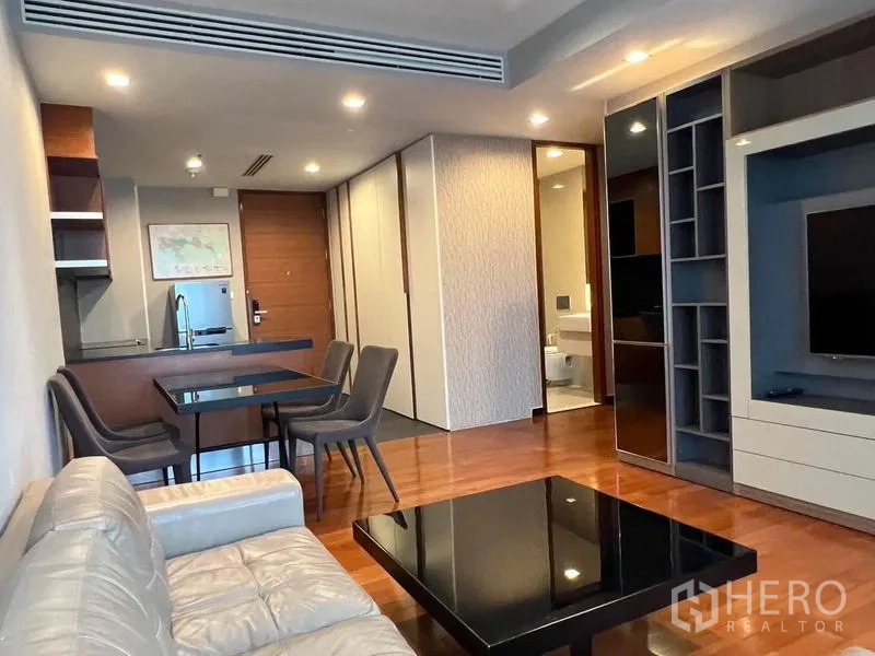 คอนโด ให้เช่า - โซนรับแขกและรับประทานอาหารแบบเปิดโล่ง พร้อมชุดโต๊ะอาหาร ตู้บิลต์อิน มองไปยังครัวและทางเข้าห้องน้ำ
