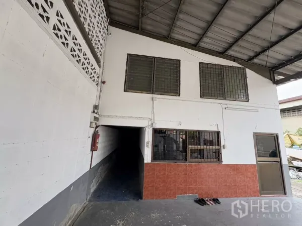 คลังสินค้า ให้เช่าในMueang Samut Prakan, Samut Prakan - อาคารสำนักงานชั้นล่าง หน้าต่างลูกกรง และทางเดินด้านข้าง ใต้หลังคา