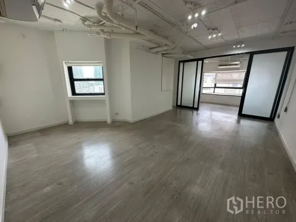 Office Space for rent in Pathum Wan, Bangkok - Spacious open-plan workspace with laminate floors, track lighting and an extra side window.