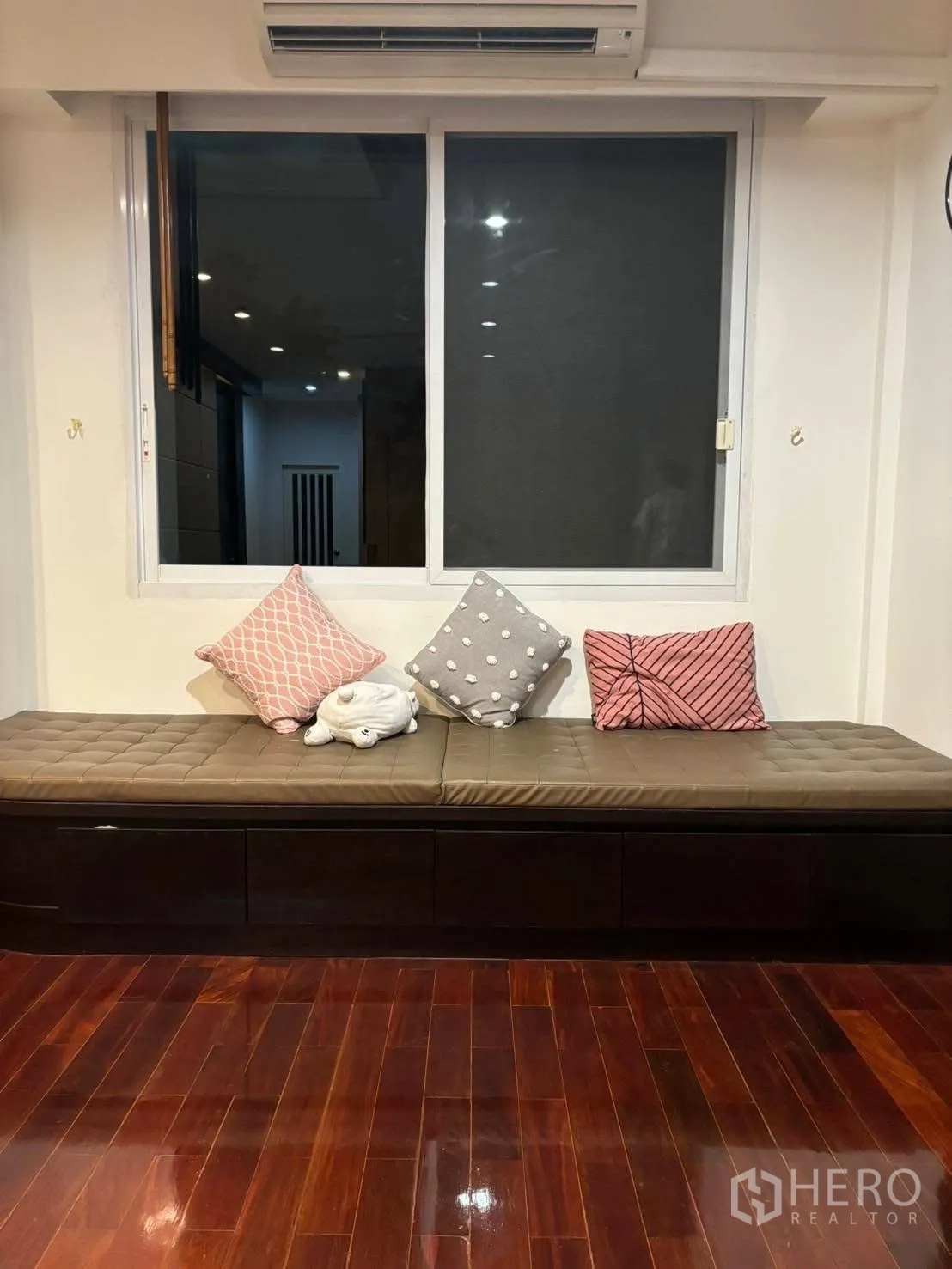 独立式住宅 出租在Bang Kapi, Bangkok - 窗边内置长凳，带抽屉收纳