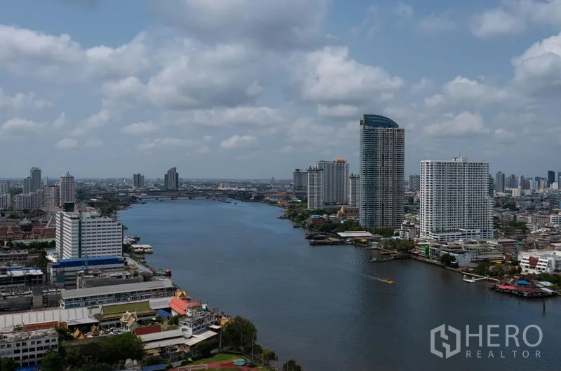 Condominium for rent in Bang Kho Laem, Bangkok - High-floor view of the Chao Phraya River and the Bangkok skyline.