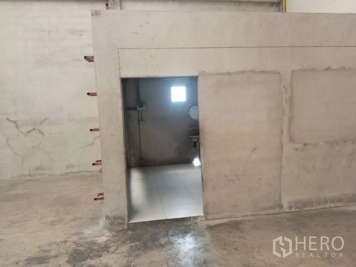 货栈 出租在Min Buri, Bangkok - 仓库内的小房间，带门口与瓷砖地面，可作办公室或卫生间。