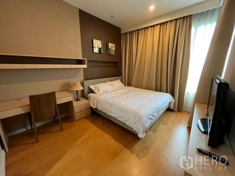 Condominium for rent in Chatuchak, Bangkok - Cozy bedroom with double bed, study desk and large window with blackout curtains