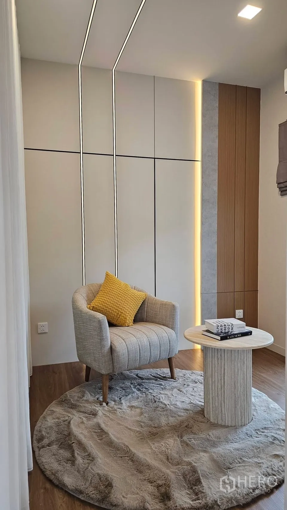 独栋房屋 for rent in Bang Phli, Samut Prakan - 小型休闲角，单椅置于柔软地毯上，旁有边几与灯带墙面。