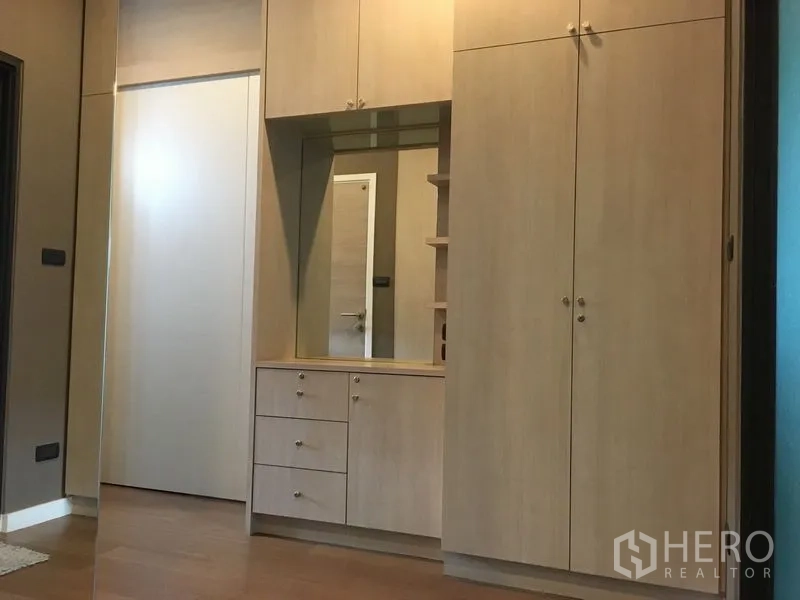 Detached House for rent or sale in Bang Kapi, Bangkok - Built-in dressing area with ample cabinets and mirror.