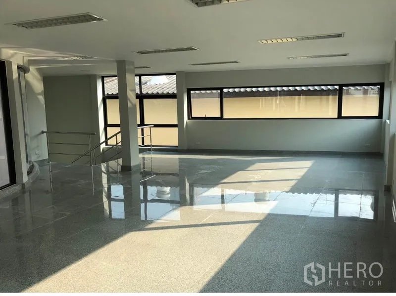 Office Space for rent in Khlong Toei, Bangkok - Spacious open office with multiple windows providing abundant natural light.