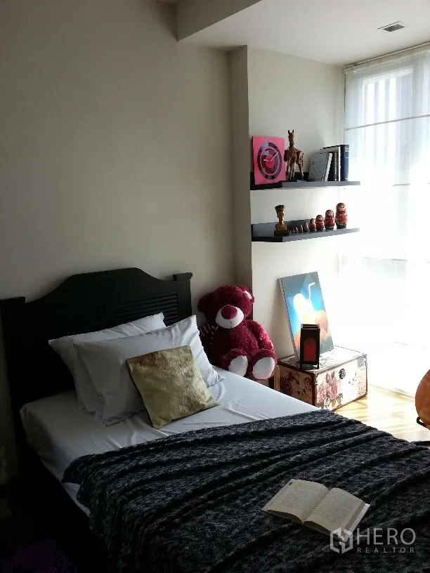 คอนโด ให้เช่าในWatthana, Bangkok - ห้องนอนรองเตียงเดี่ยว มีชั้นลอยและหน้าต่างบานใหญ่รับแสงธรรมชาติ