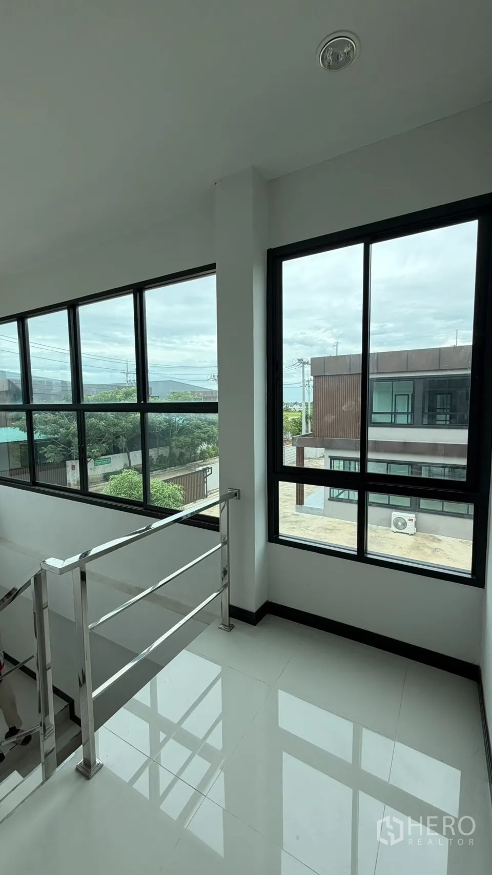 工厂 for sale in Bang Len, Nakhon Pathom - 楼梯平台设转角落地窗，引入自然采光。