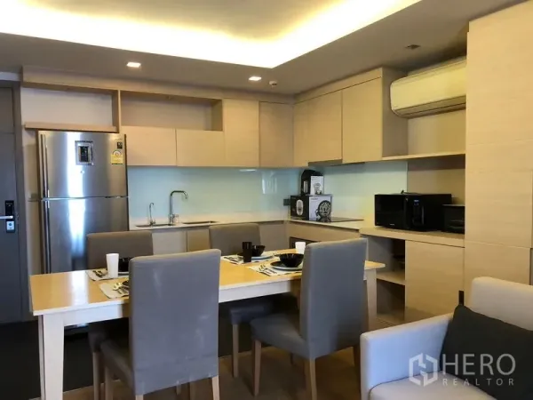 คอนโด ให้เช่าในWatthana, Bangkok - ครัวบิลท์อินสไตล์โมเดิร์น ตู้ไม้โทนอ่อน ตู้เย็นสแตนเลส และโต๊ะทานข้าว