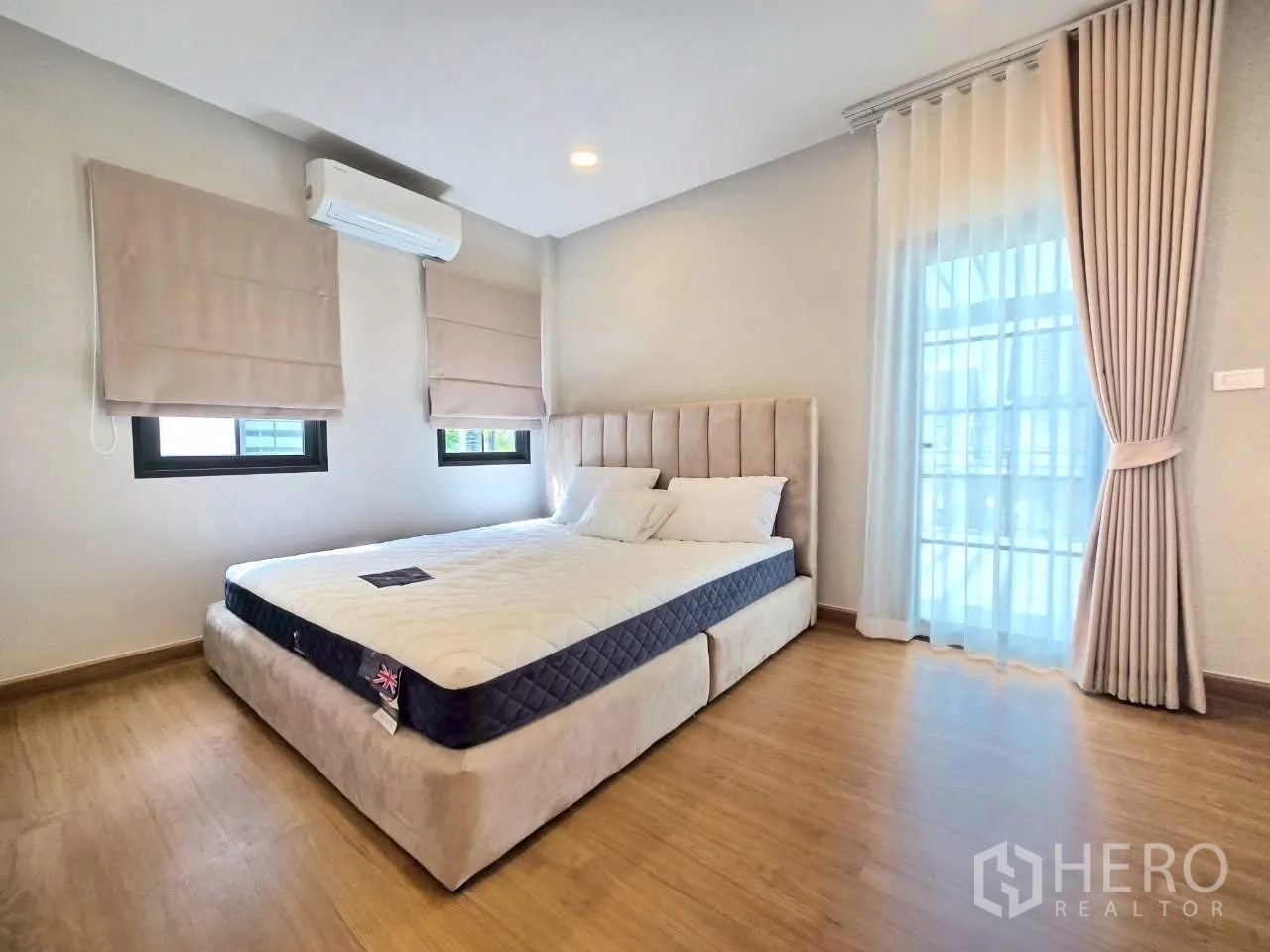 Detached House for rent in Bang Phli, Samut Prakan - Airy bedroom with double bed, air conditioner and sheer curtains