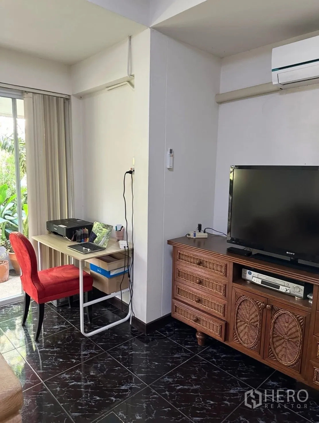 Detached House for rent in Saphan Sung, Bangkok - Compact home office corner beside TV cabinet and sliding door to the garden.