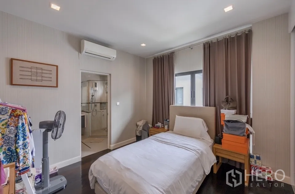 独栋房屋 for rent or sale in Bang Kapi, Bangkok - 卧室配空调，门通向套内卫浴。