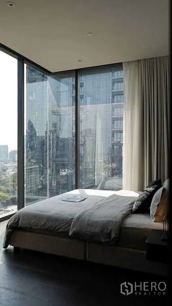公寓 出租或出售在Watthana, Bangkok - 转角卧室，环绕式落地玻璃尽览城市景观。