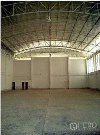 โรงงาน ให้เช่าในKrathum Baen, Samut Sakhon - พื้นผลิตคอนกรีตกว้างโล่ง พร้อมหลังคาโค้งโลหะ เหมาะจัดวางเครื่องจักร