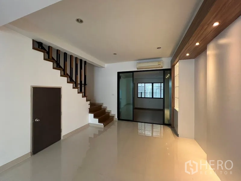 联排别墅 出租或出售在Khlong Toei, Bangkok - 楼梯与起居区，玻璃隔断及楼梯下收纳。