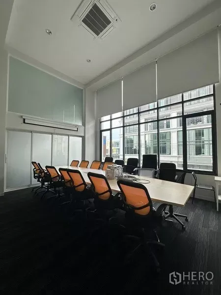 สำนักงานที่บ้าน ให้เช่า - มุมมองอีกด้านของห้องประชุม ม่านม้วนและประตูบานเลื่อนกระจก