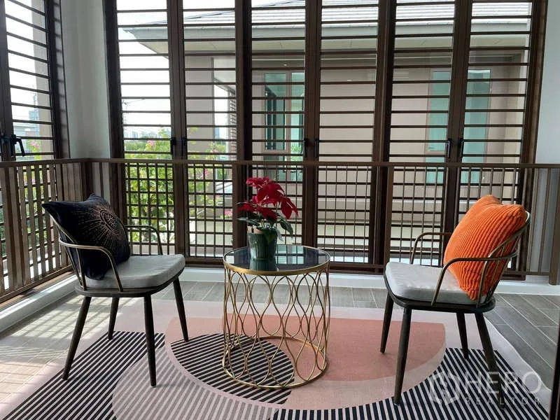 บ้าน ให้เช่าในBang Kapi, Bangkok - ระเบียงกระจกปิดล้อม หน้าต่างซี่ระแนง พร้อมชุดโต๊ะเก้าอี้
